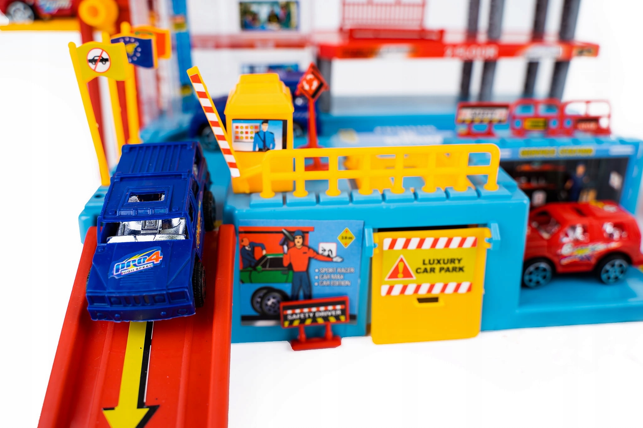 PARKING PIĘTROWY 4 AUTA HELIKOPTER LĄDOWISKO KANAŁ