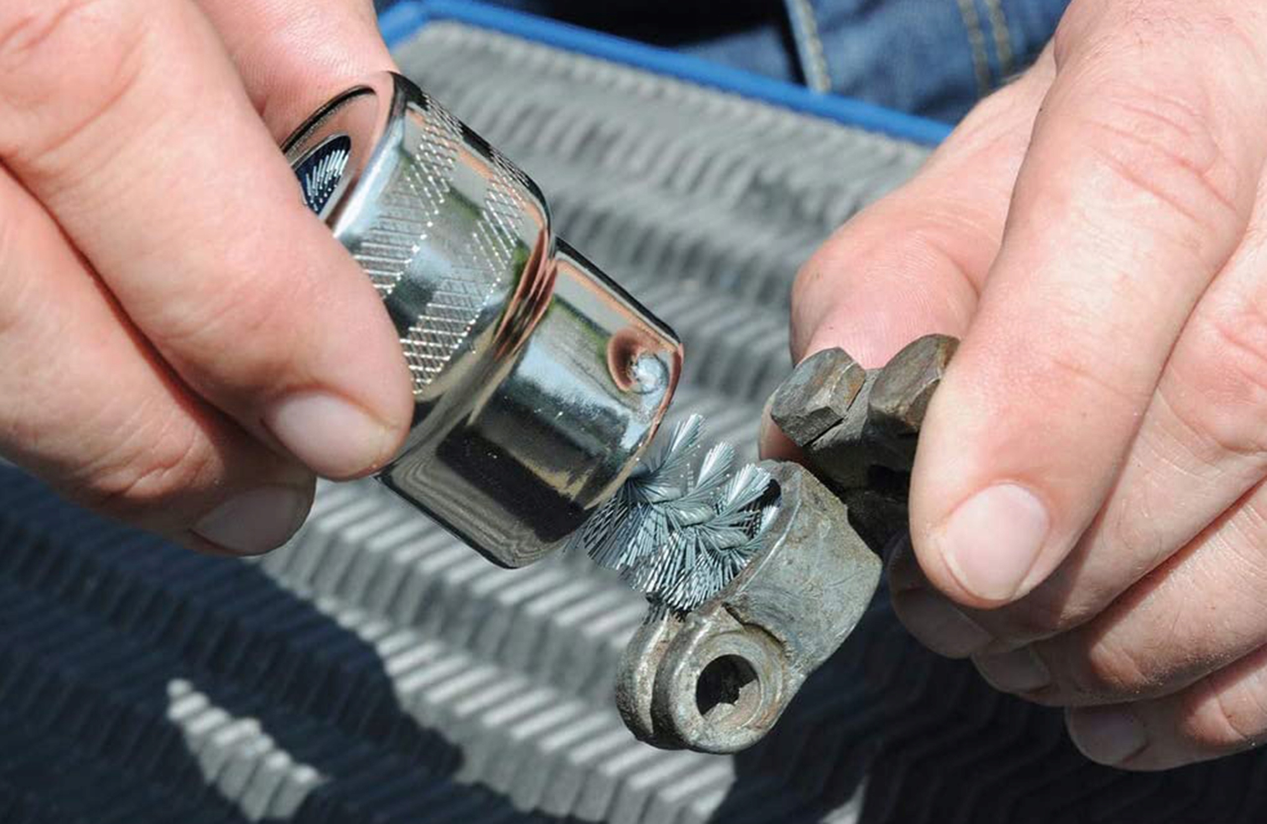 SZCZOTKA DRUCIANA DO KLEM I ZACISKÓW SŁUPKÓW AKUMULATORA BATERII ŚCISKÓW