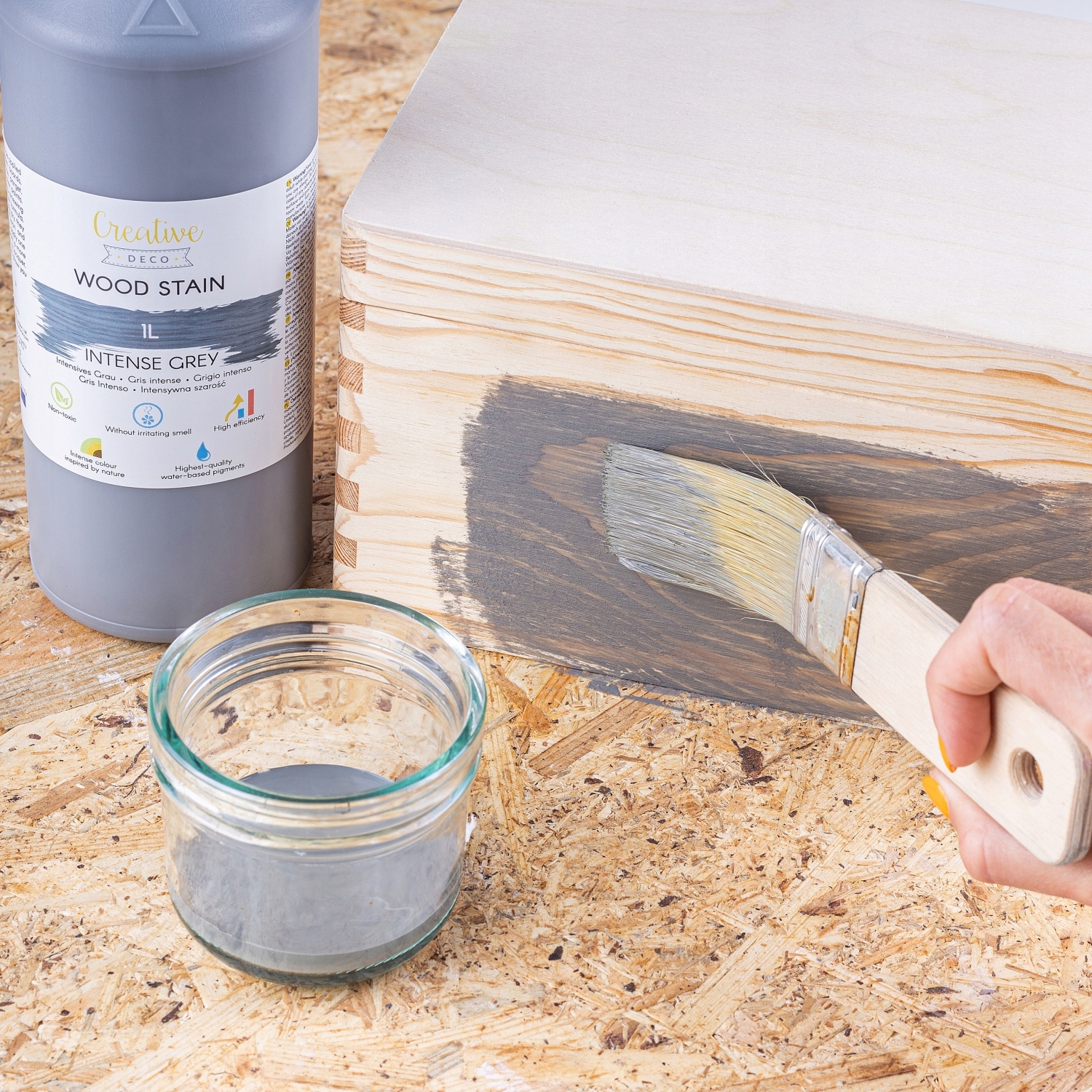 Lakierobejca wodna do drewna szary butelka 1L