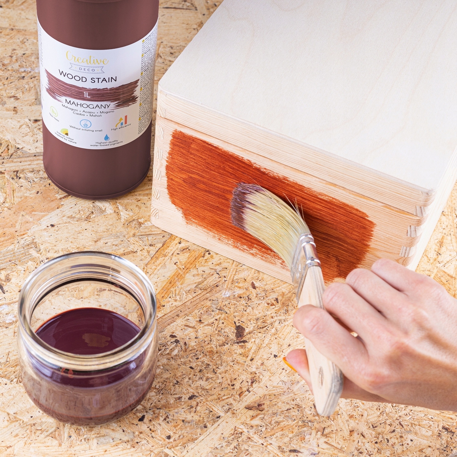 Lakierobejca wodna do drewna mahoń butelka 1L