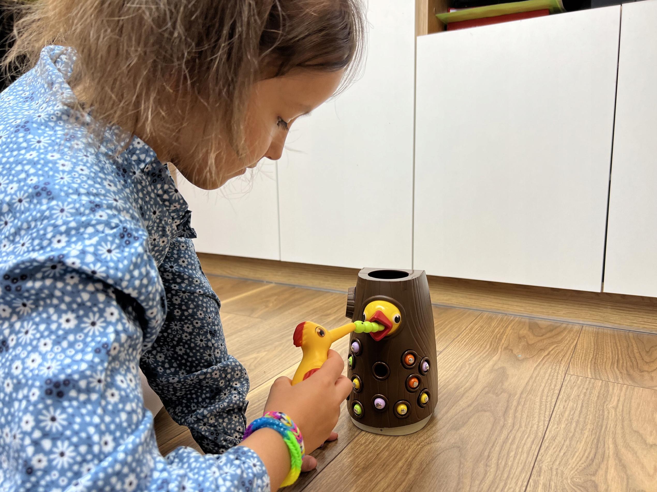 DZIĘCIOŁ ŁAPIE OWADY NR:8304