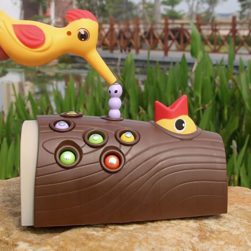 DZIĘCIOŁ ŁAPIE OWADY NR:8304