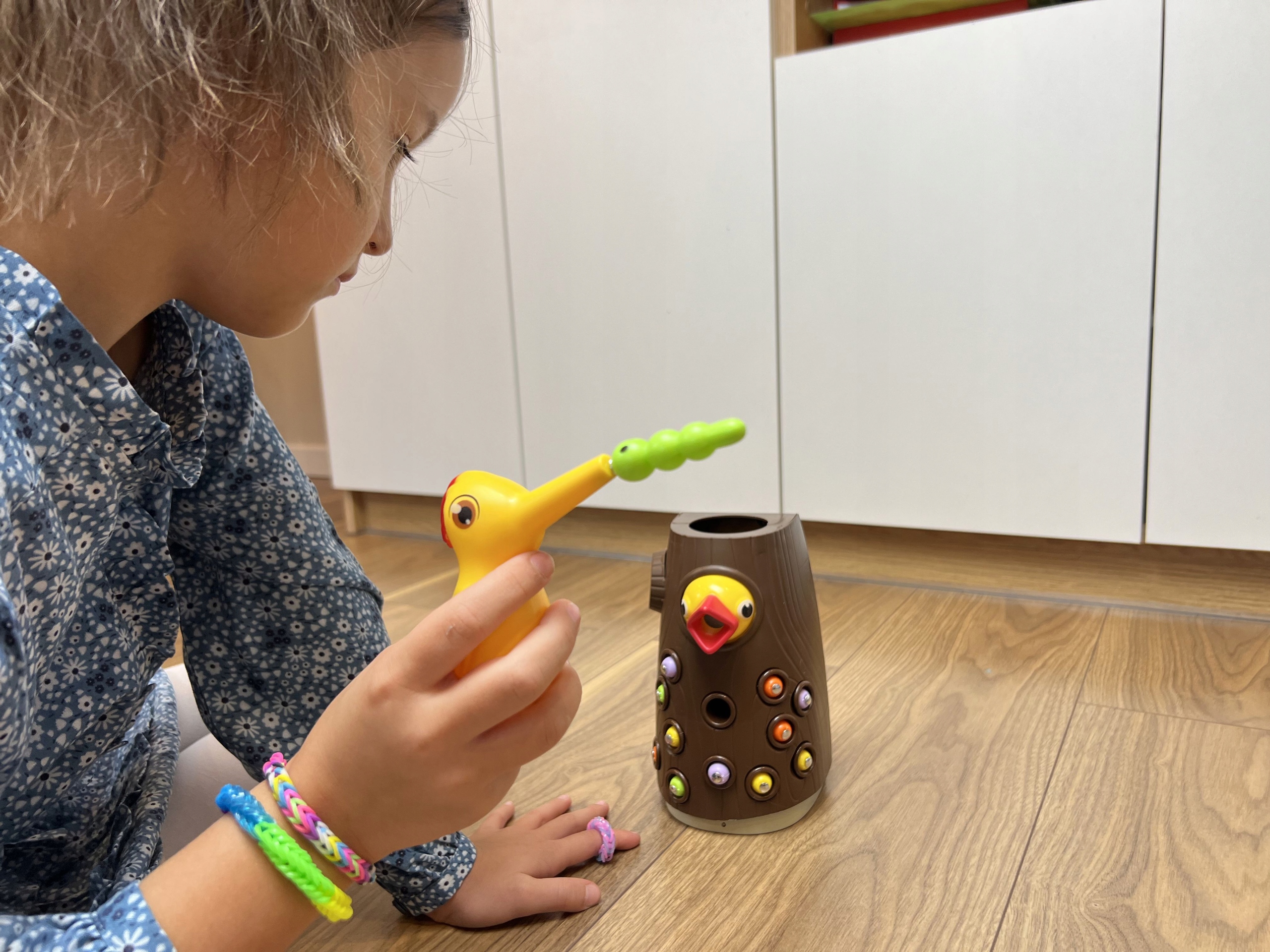 DZIĘCIOŁ ŁAPIE OWADY NR:8304