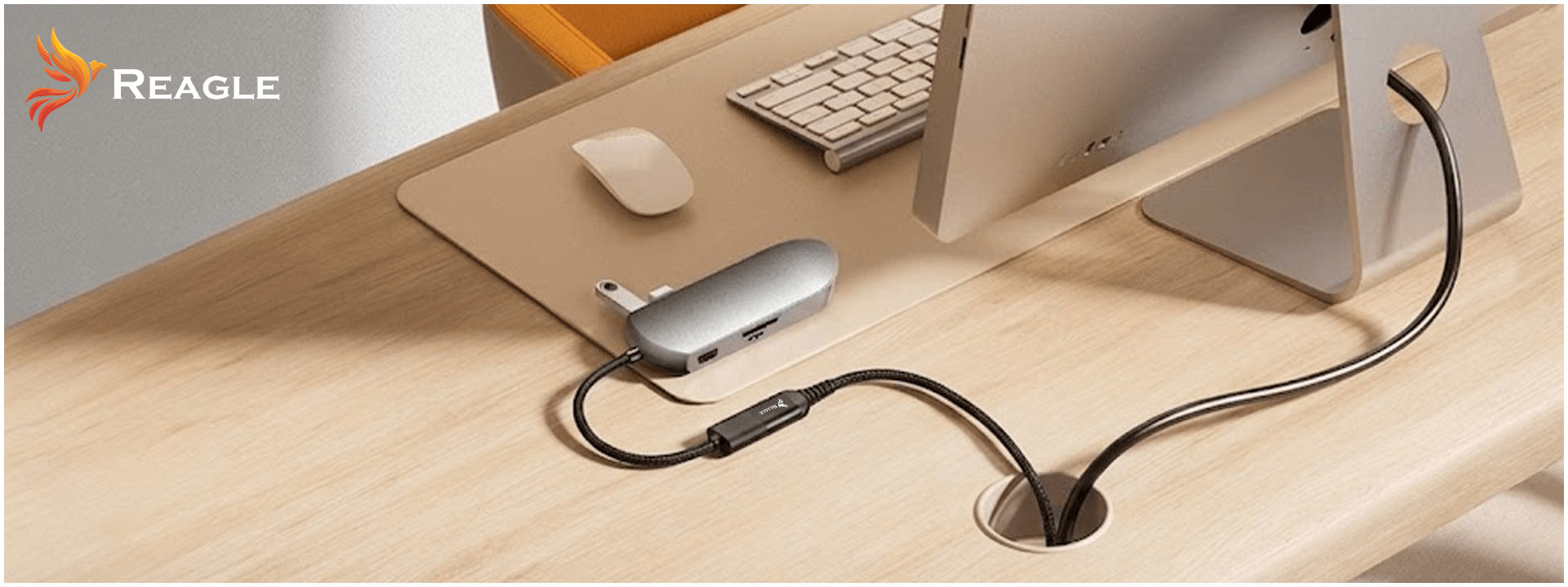 Kabel Reagle RPA50P w domowym biurze z komputerem, klawiaturą i akcesoriami USB