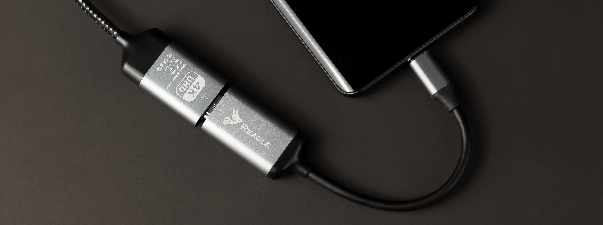 Zbliżenie na metalową obudowę Reagle RYCH5 i krótki przewód USB-C