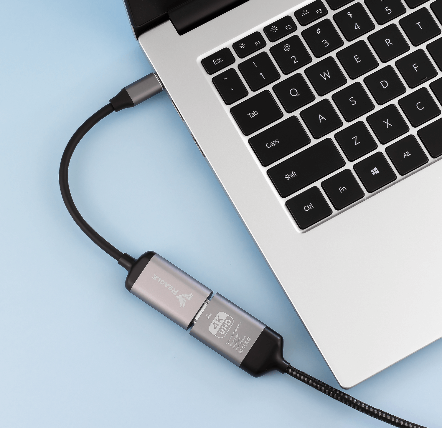 Reagle RYCH5 połączony z laptopem przez USB-C i kablem HDMI