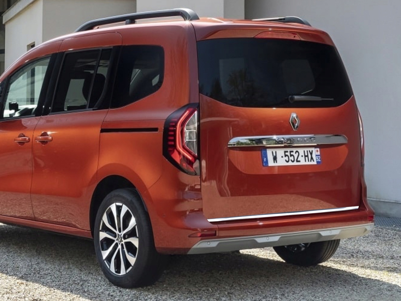 Ugradnja kromirane letvice na Renault Kangoo III