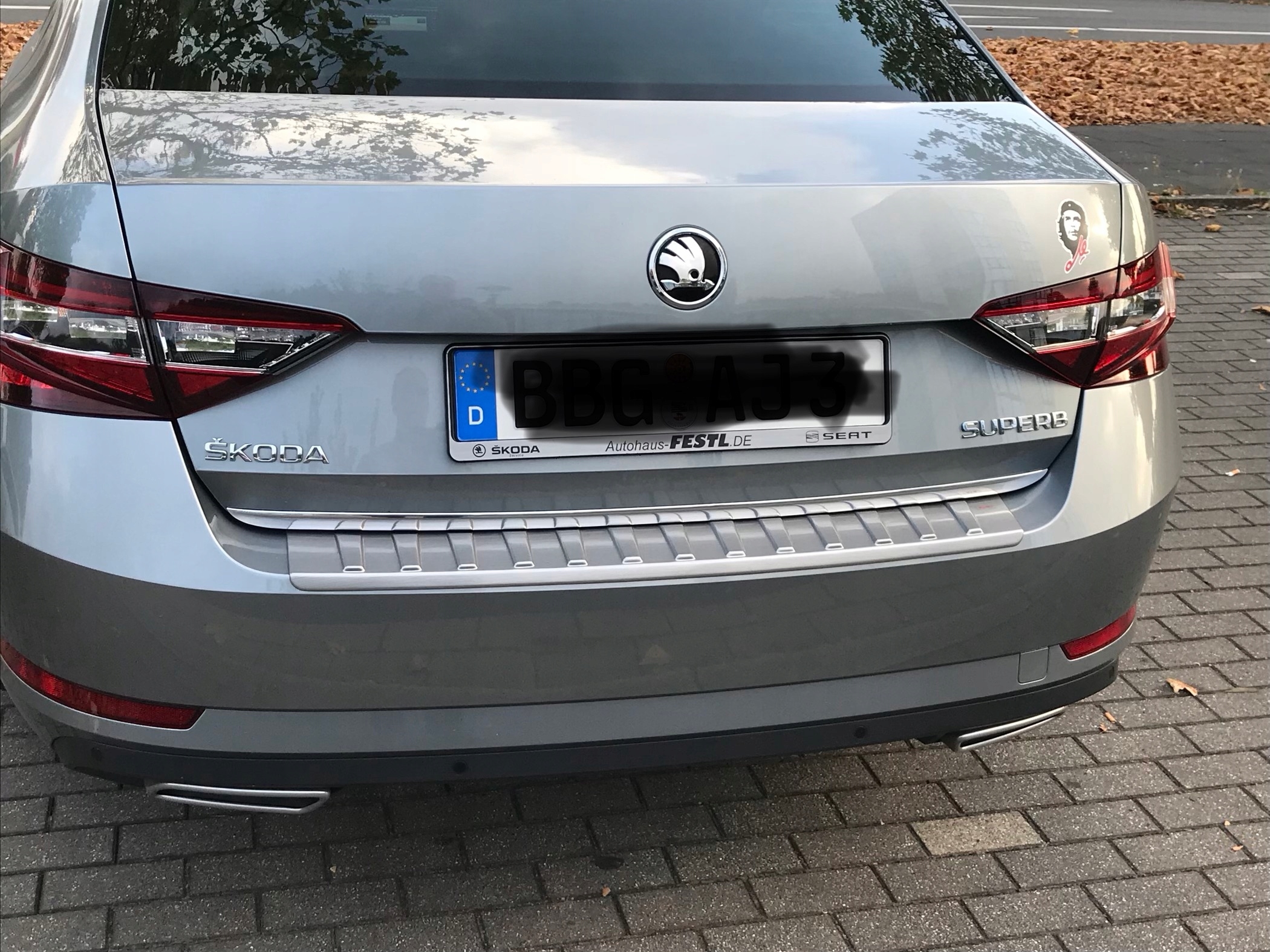 Ugradnja kromirane letvice na poklopac prtljažnika Škoda Superb iV HB
