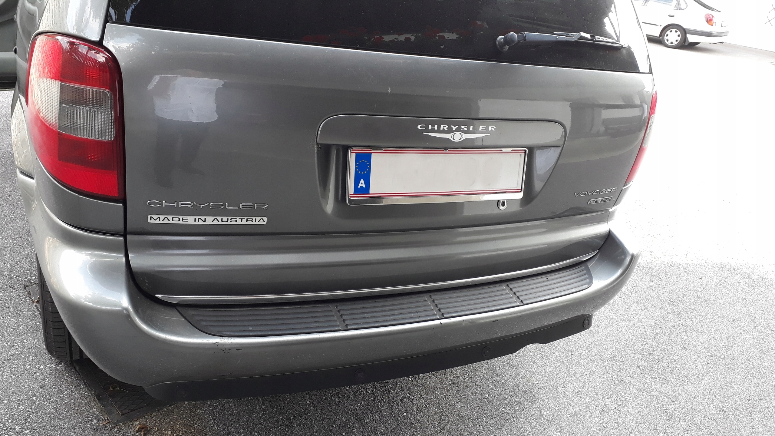 Kromirana obloga za poklopac prtljažnika - montaža