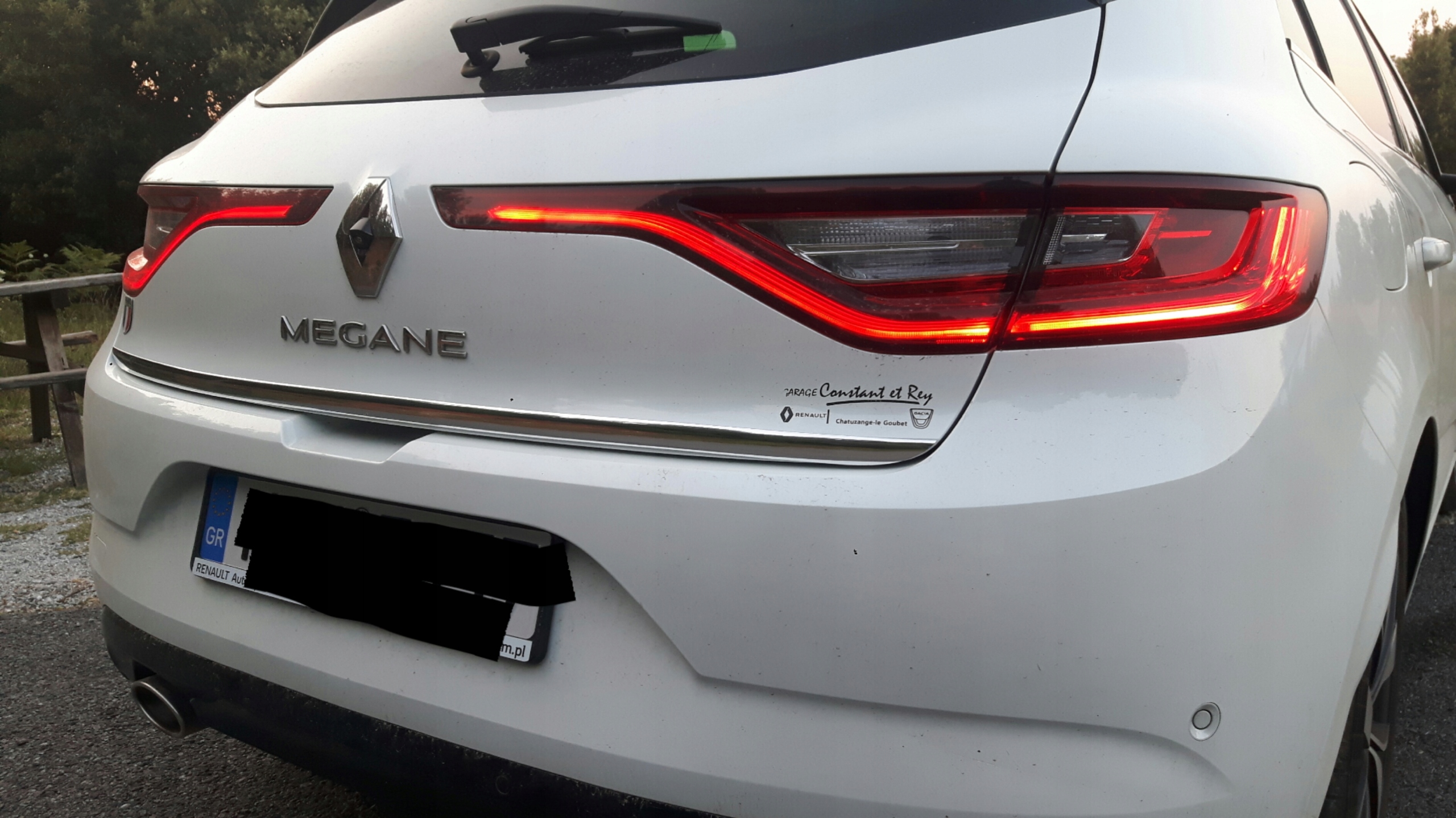 Detaljan prikaz kromirane trake