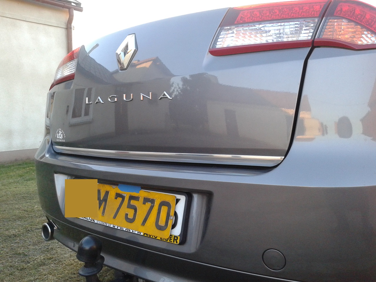 Kromirani trak za avto