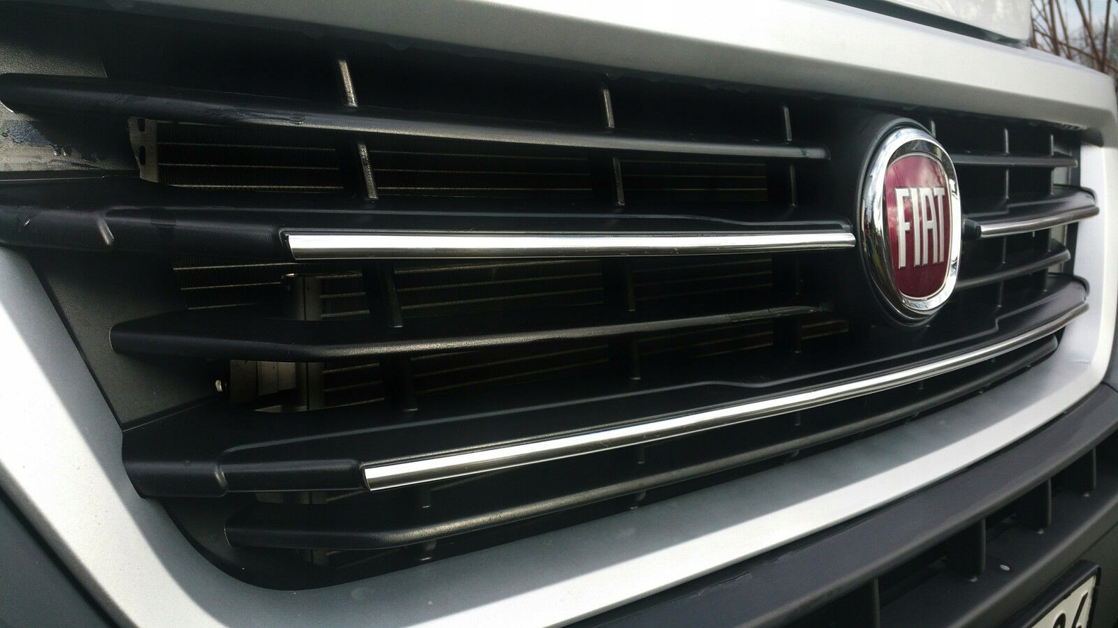 Kromirane letvice na maski Fiat Ducato III izbliza