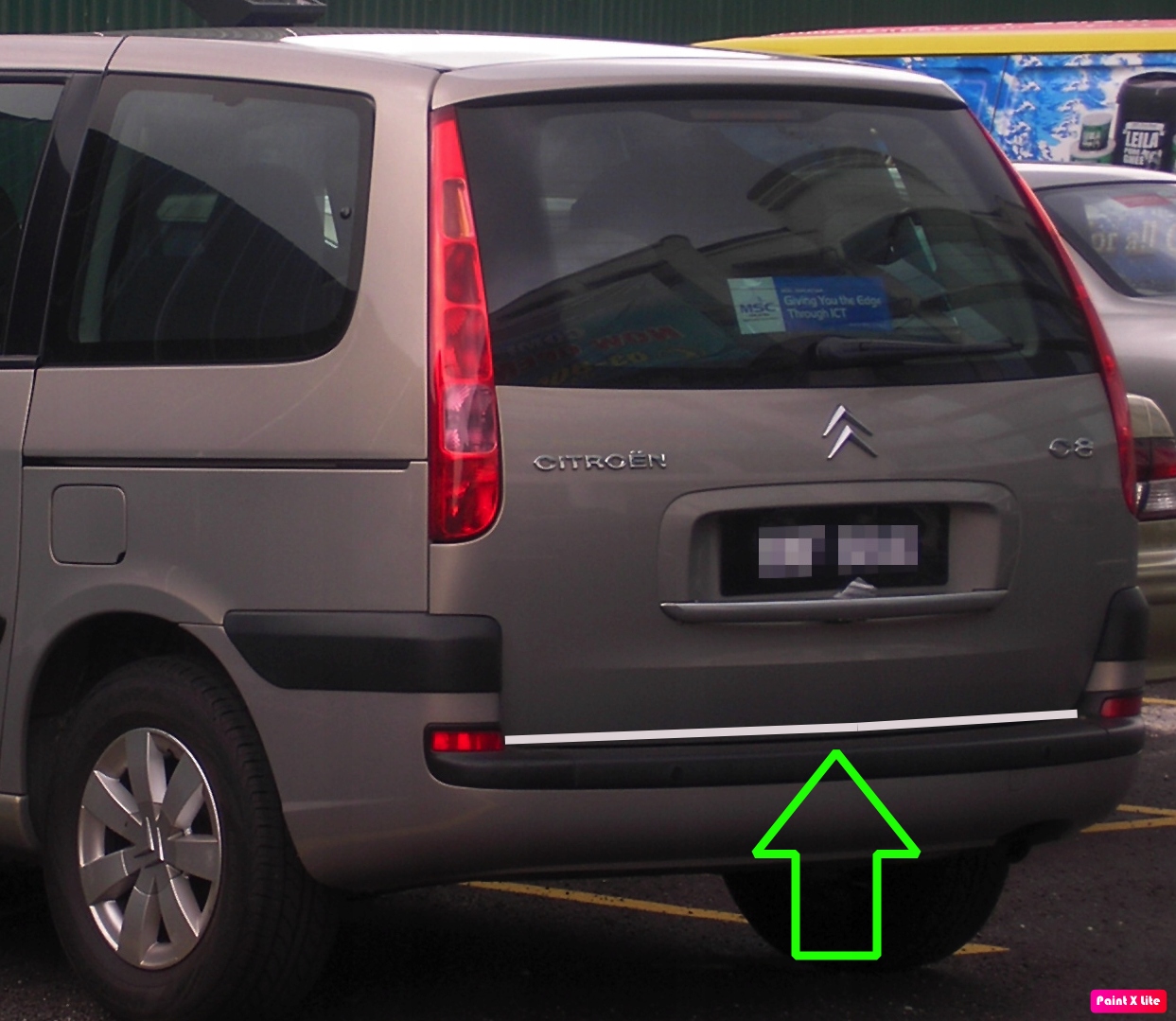 Kromirana obloga prtljažnih vrat - pogled od blizu