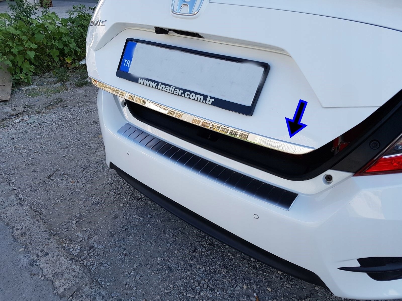Kromirana obroba na pokrovu prtljažnika