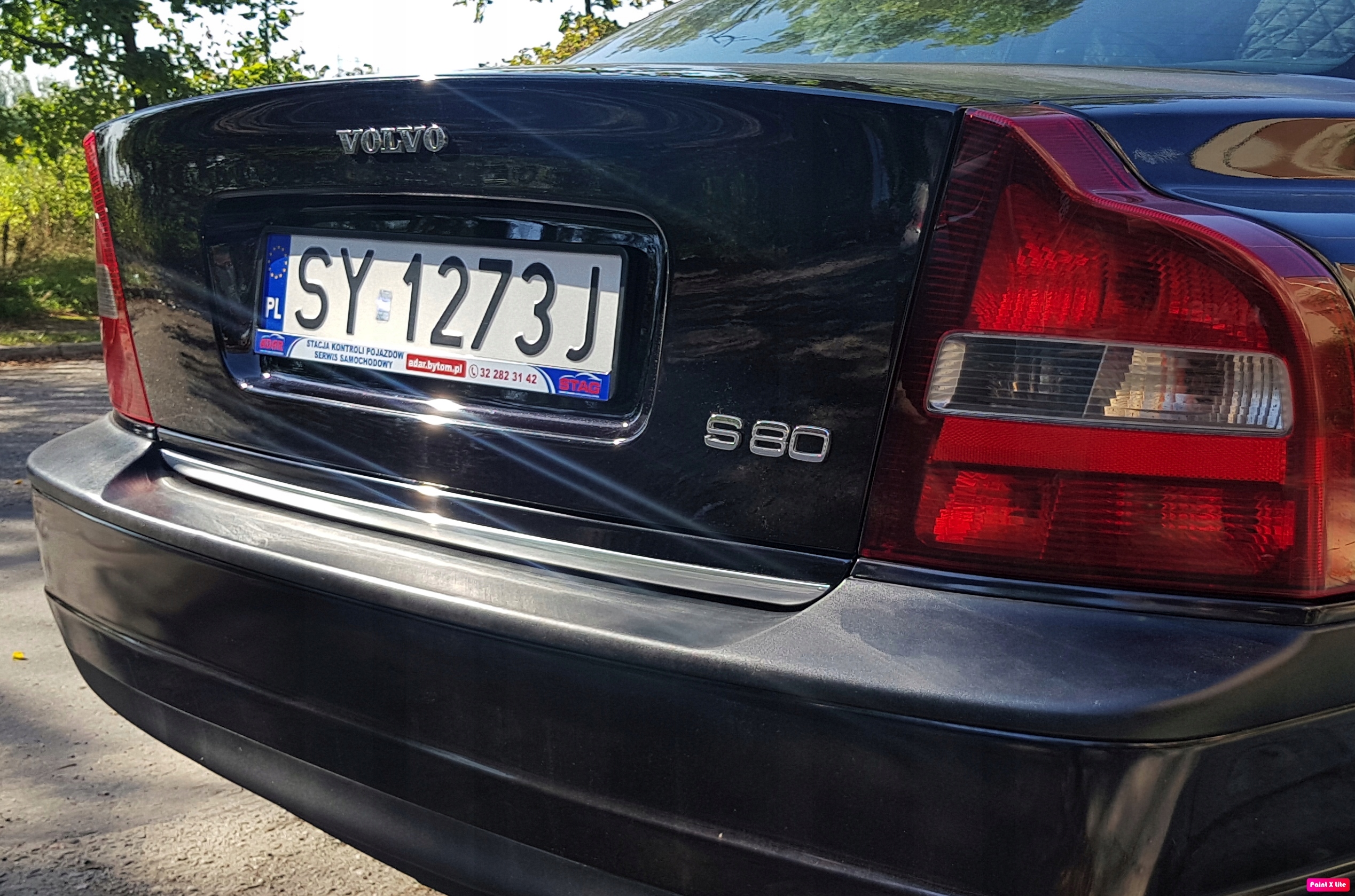 Kromirana traka na automobilu