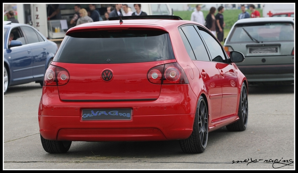 Črna obroba za prtljažna vrata VW Golf V