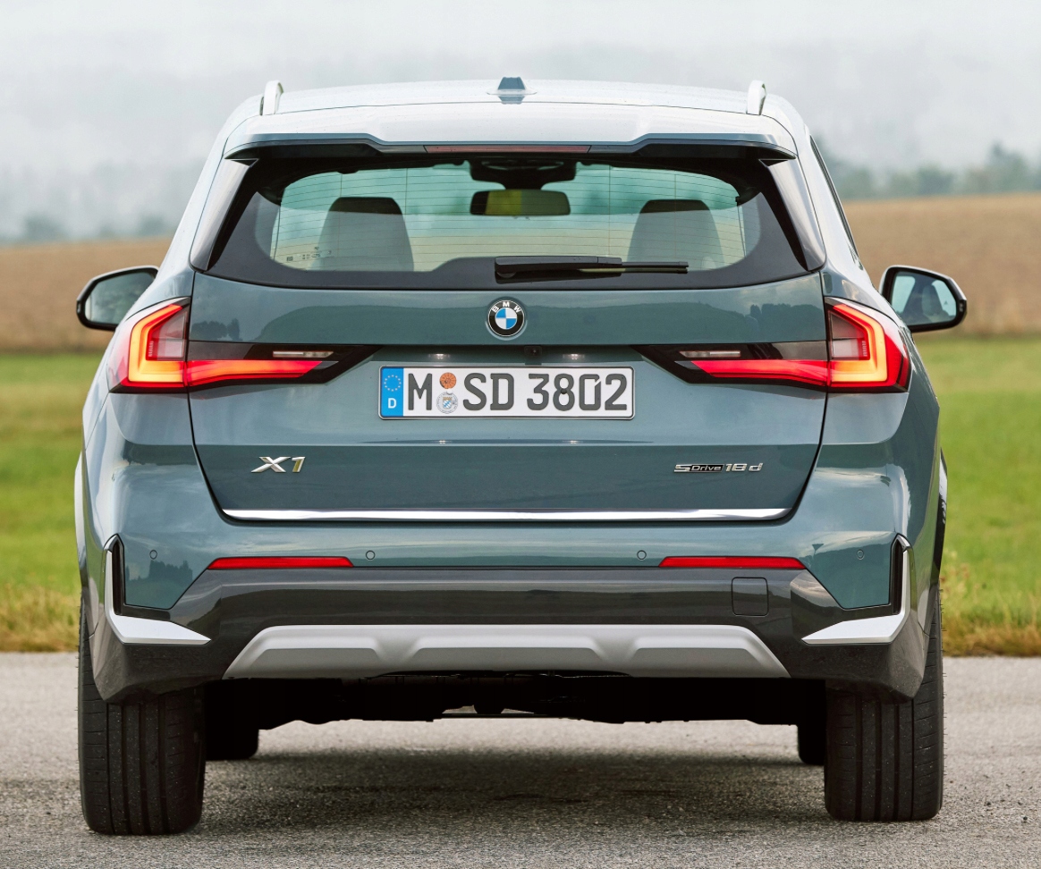 Detajl kromirane letve na pokrovu prtljažnika