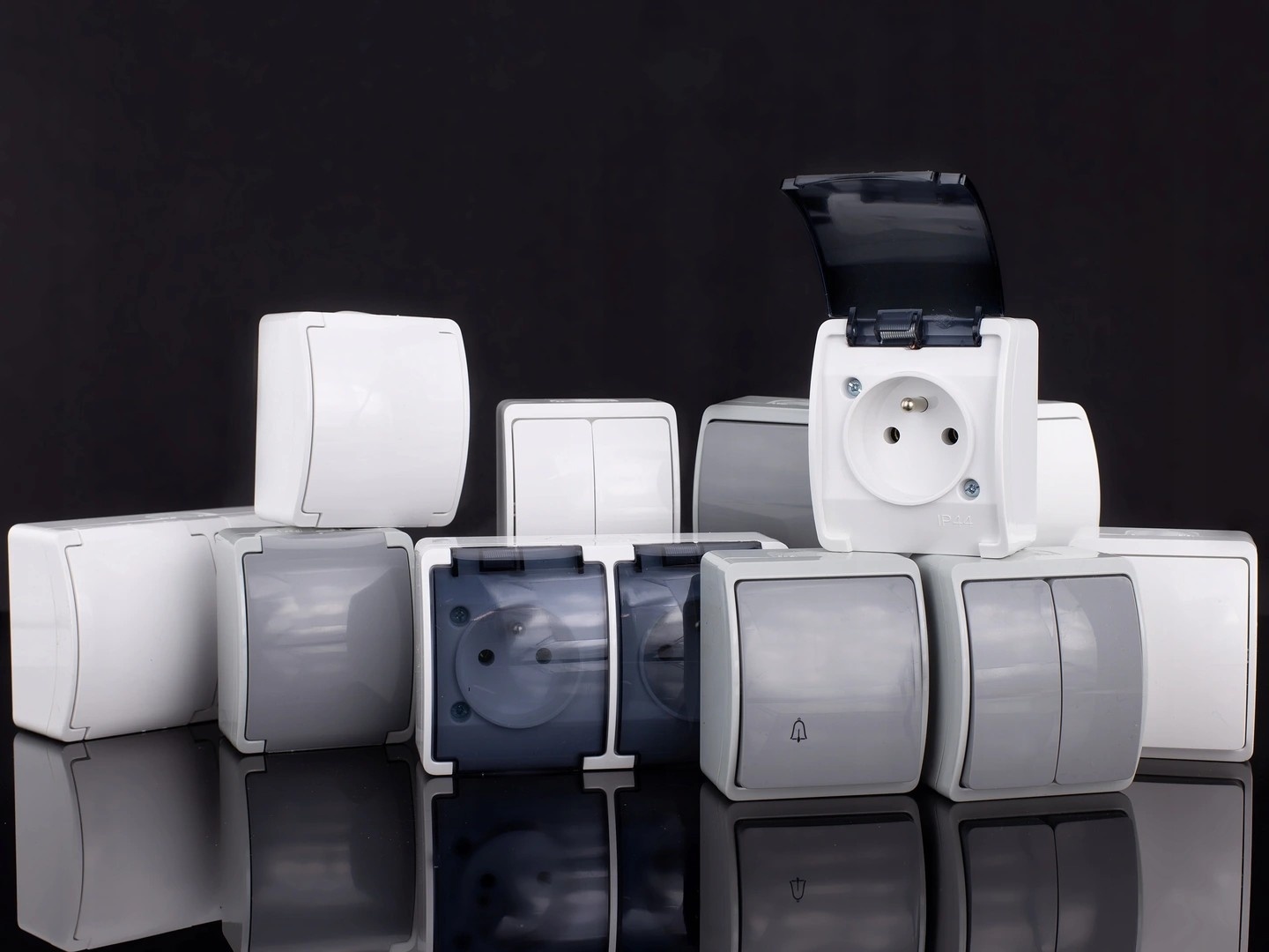 Koala gniazdo pojededyńcze P+Z natynkowe białe z klapką 161-51