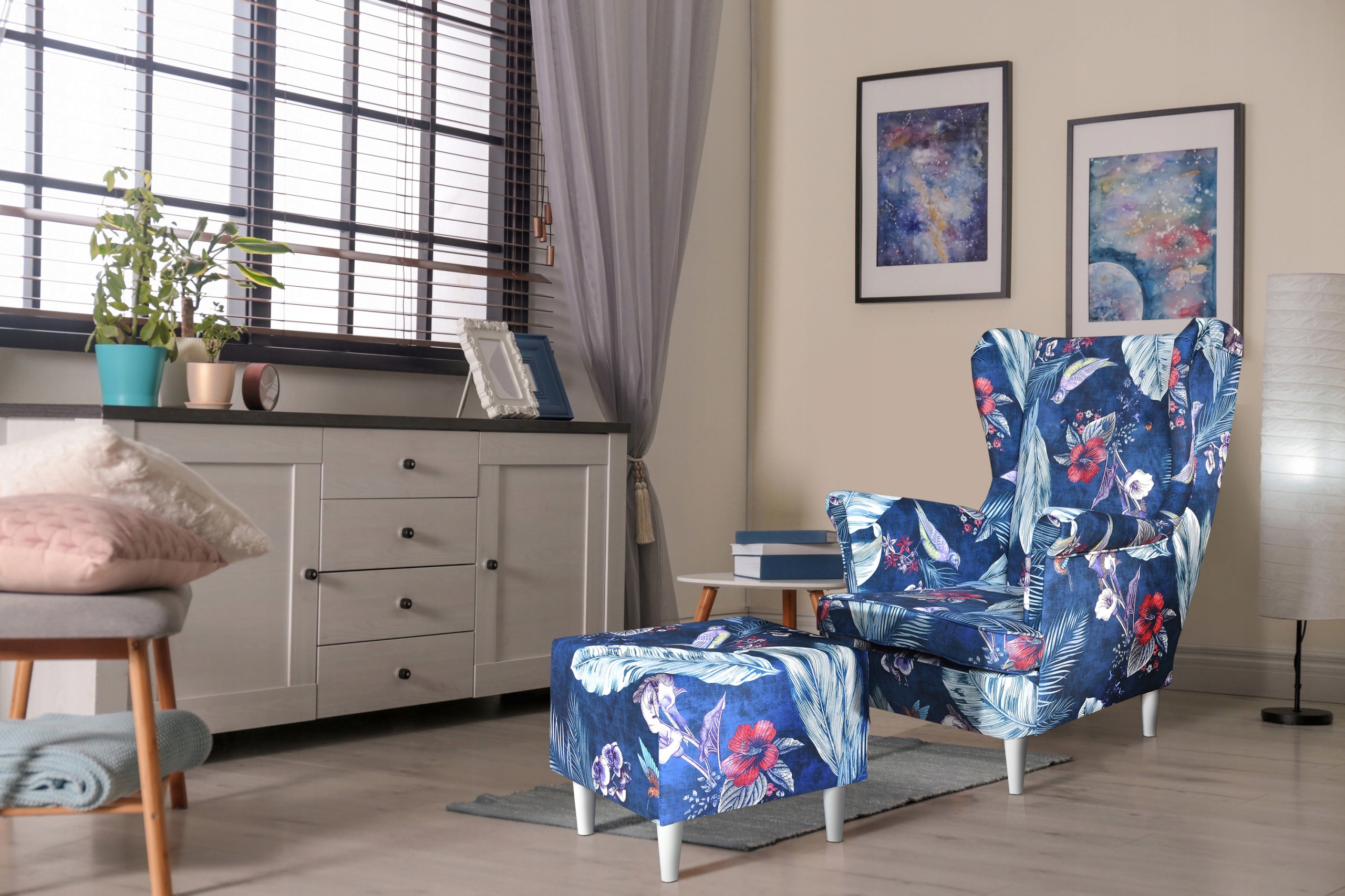 Fotel uszak ARI PRINT podnóżkiem skandynawski roże jasne