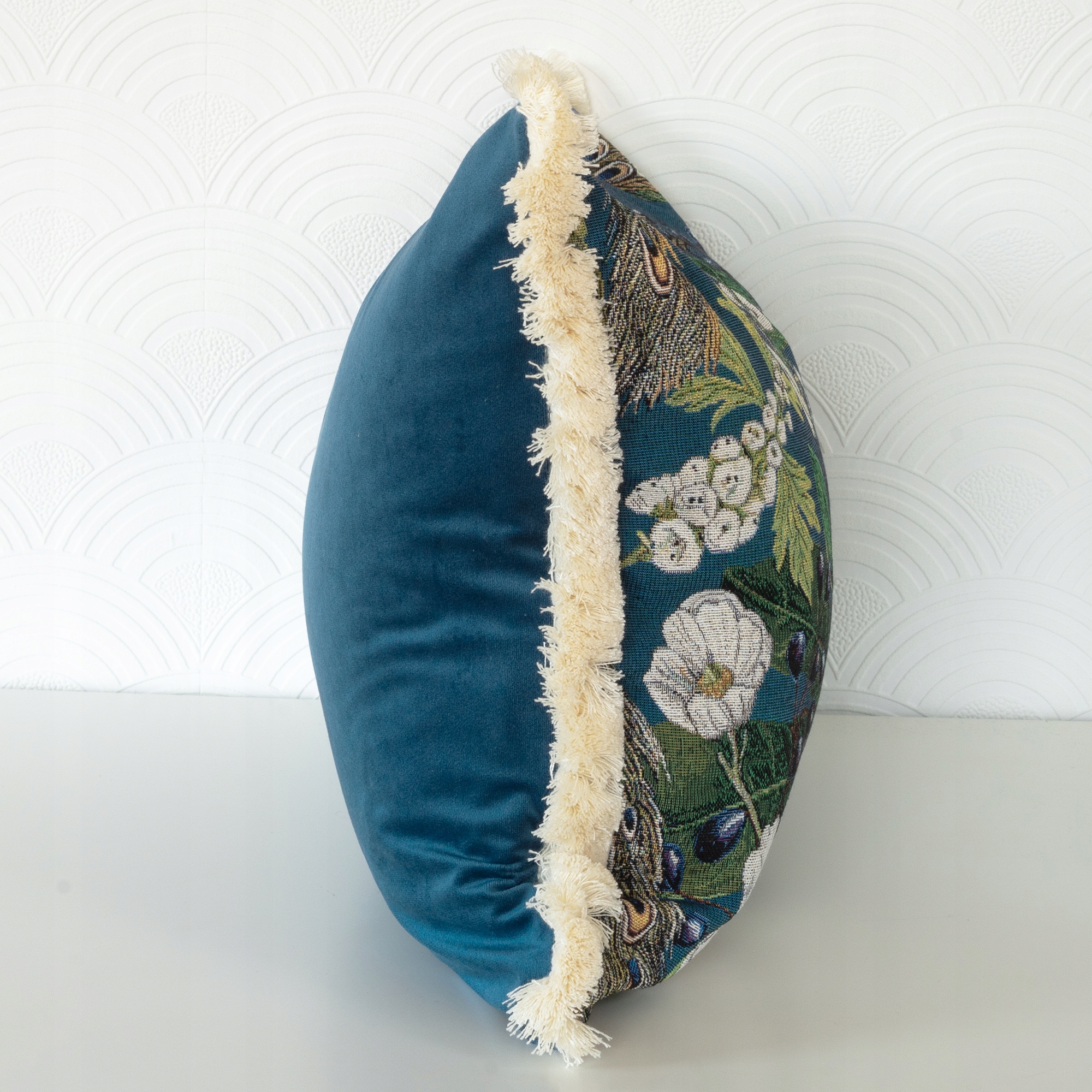 Poszewka z frędzlami 50x50 Boho Dekoracyjna NIebieska z Pawiem i Kwiatami