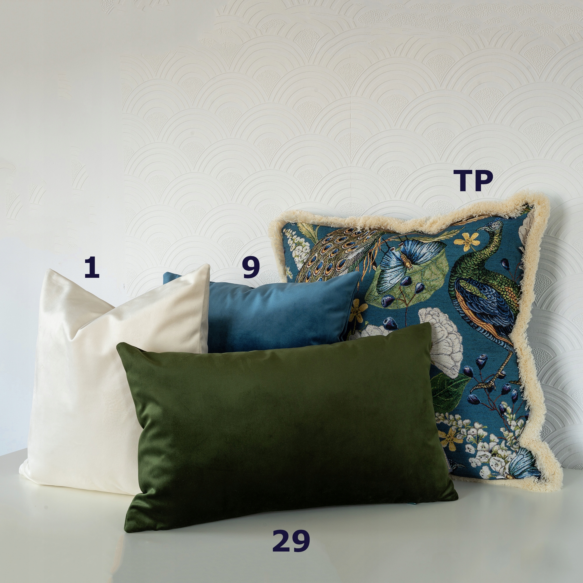 Poszewka z frędzlami 50x50 Boho Dekoracyjna NIebieska z Pawiem i Kwiatami