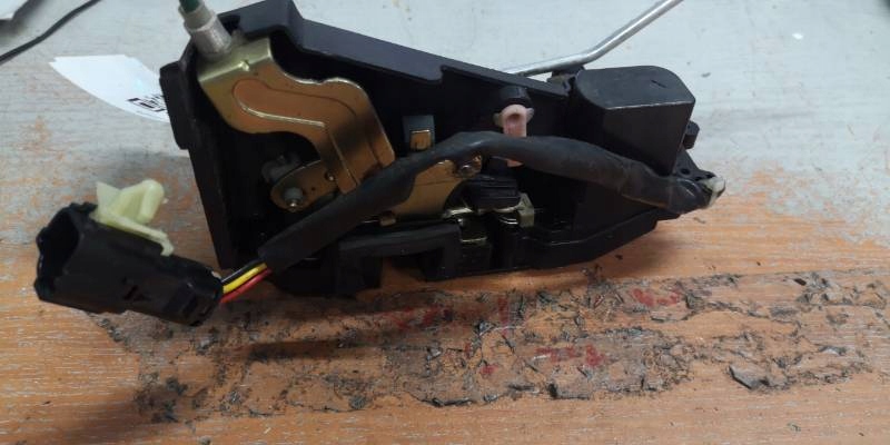 ZAMEK DRZWI LEWY PRZOD HYUNDAI CARNIVAL 4 PIN