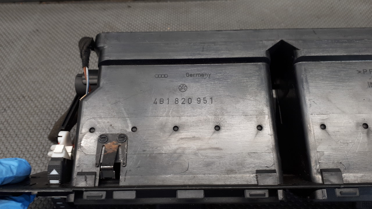 4B1820951 kratka nawiewu AUDI A6 C5 01R I