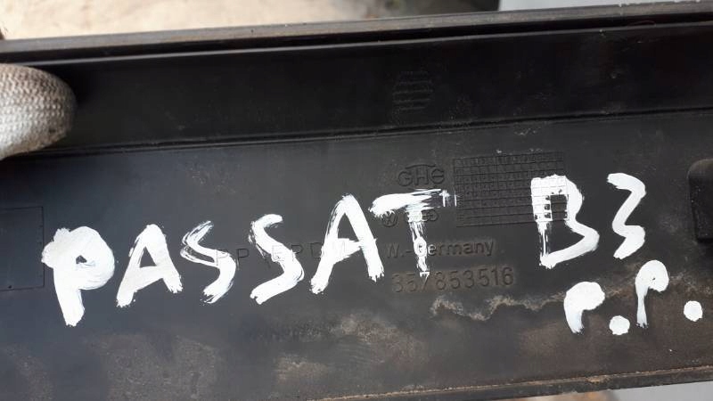 357853516 LISTWA DRZWI PASSAT B3 PRAWY PRZOD
