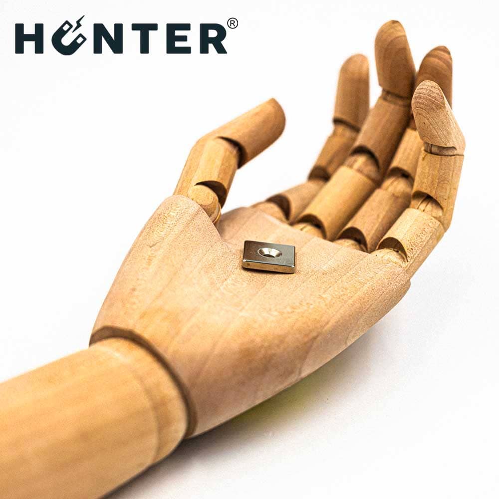 Magnes neodymowy 18x18x3mm z otworem 8x4mm / N45 pod wkręt