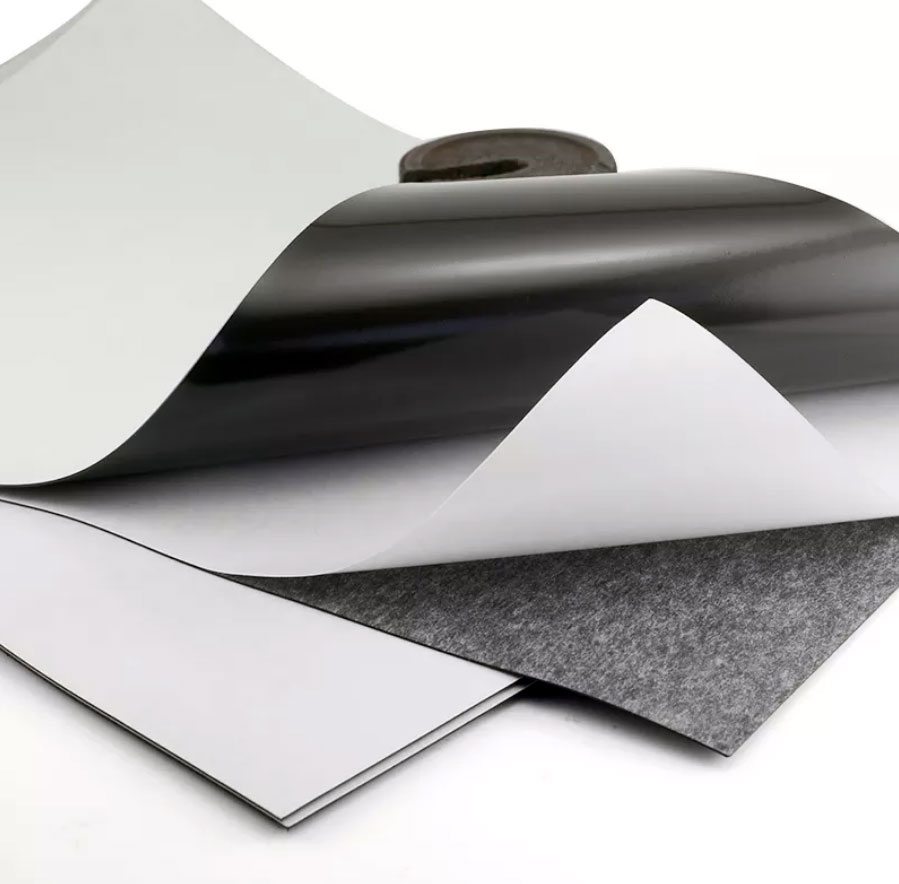 Folia magnetyczna A4 arkusz z klejem 0,7 mm