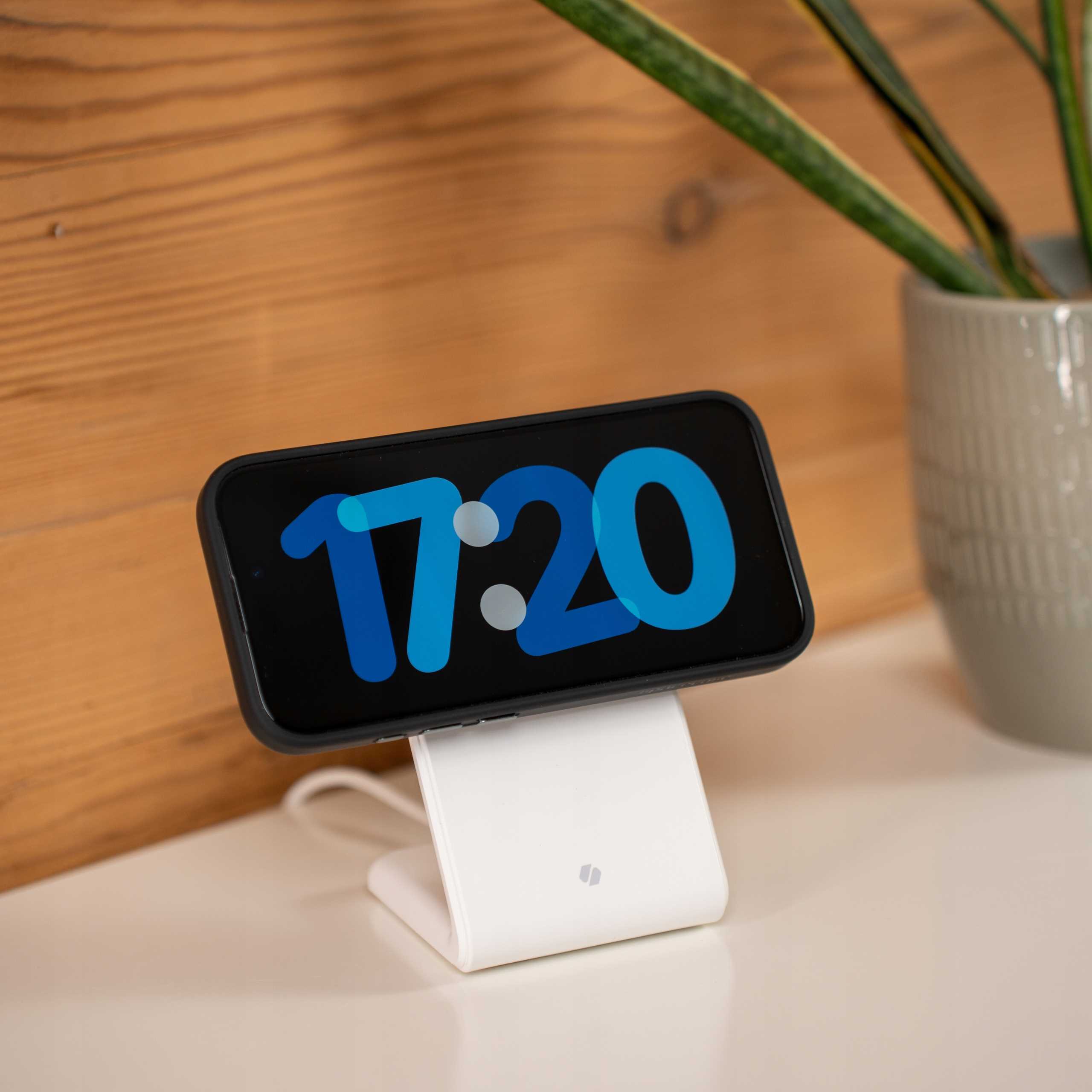 Spacecase Wireless Charger MagCharge WM2W white