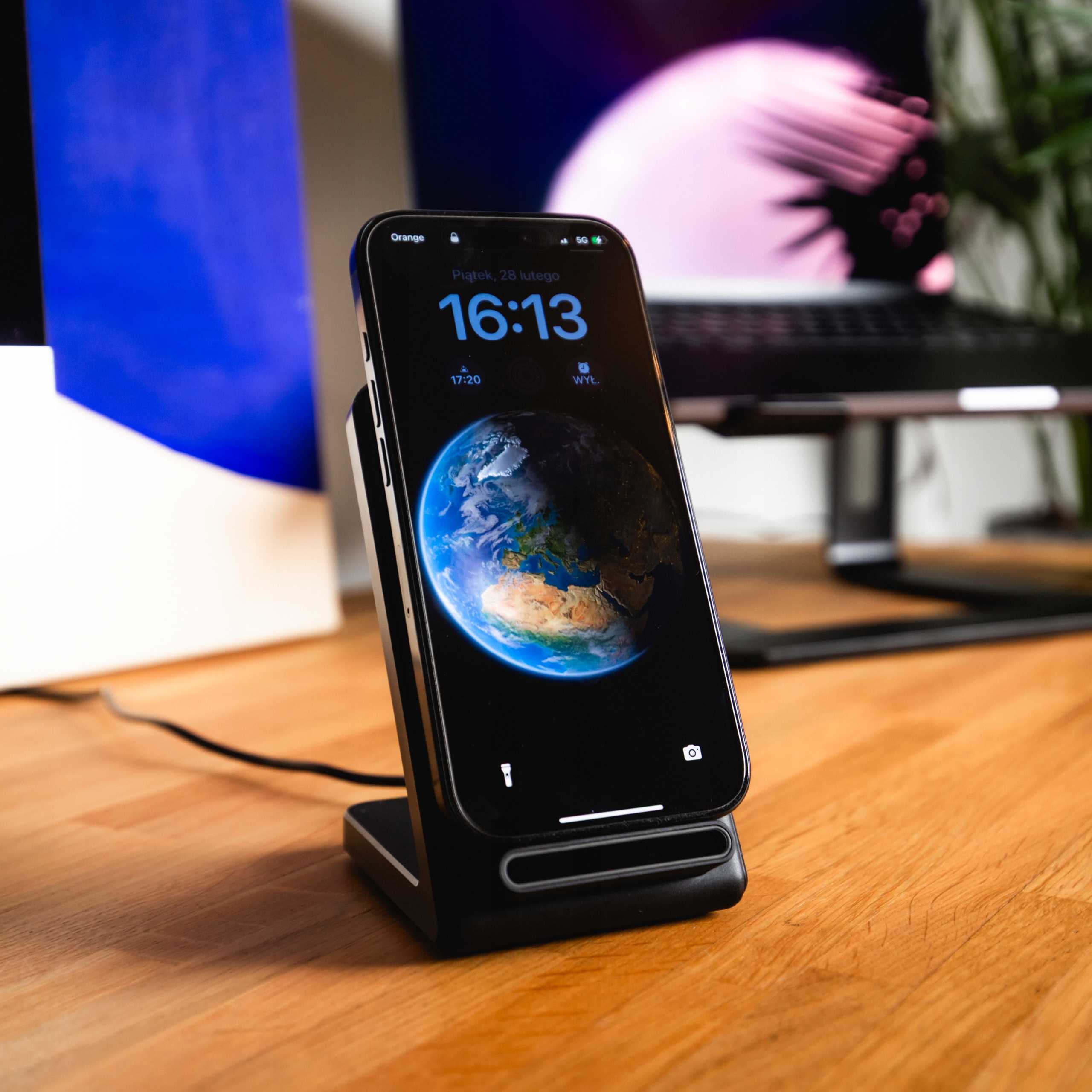 Spacecase Wireless Charger WM6B black