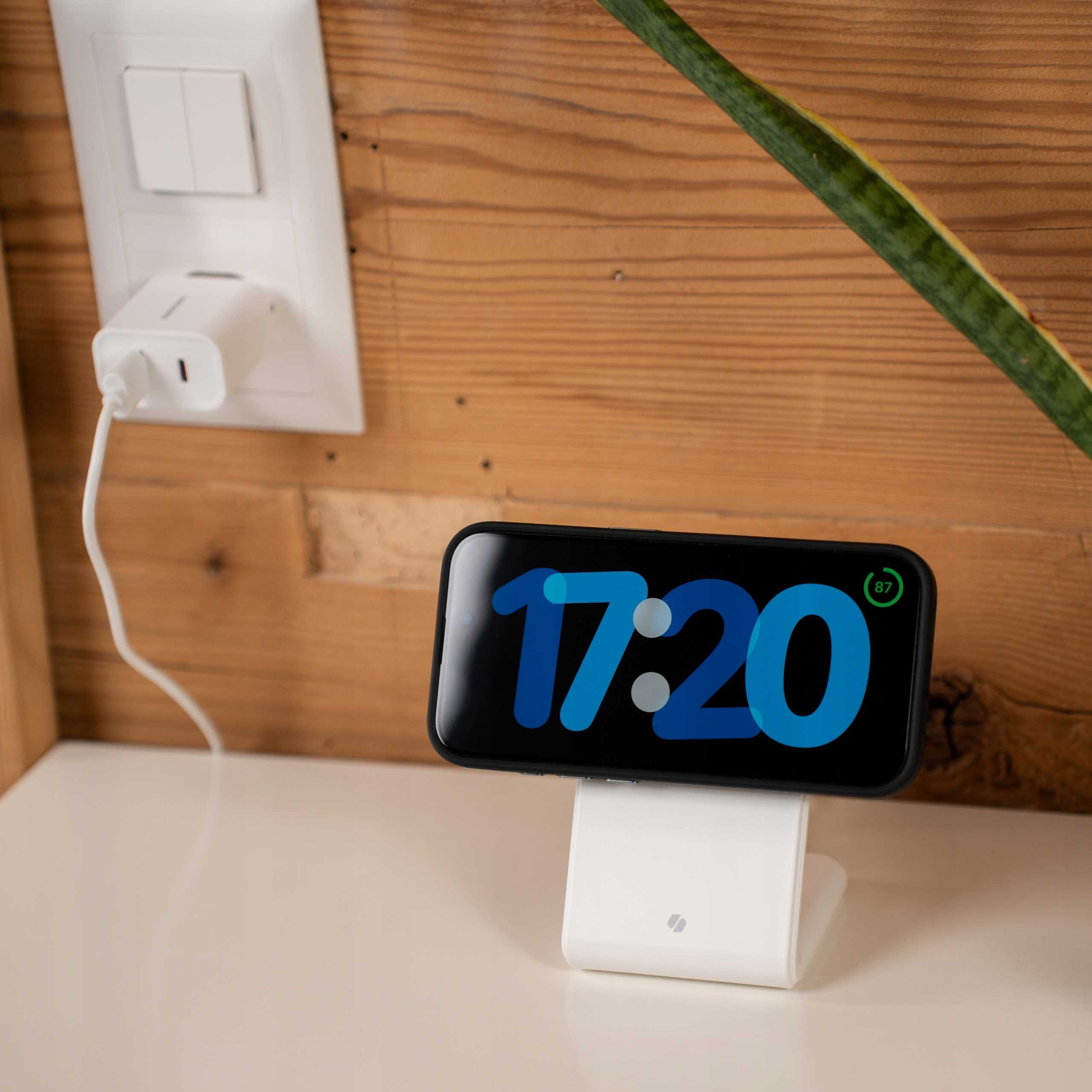 Spacecase Wireless Charger MagCharge WM2W white