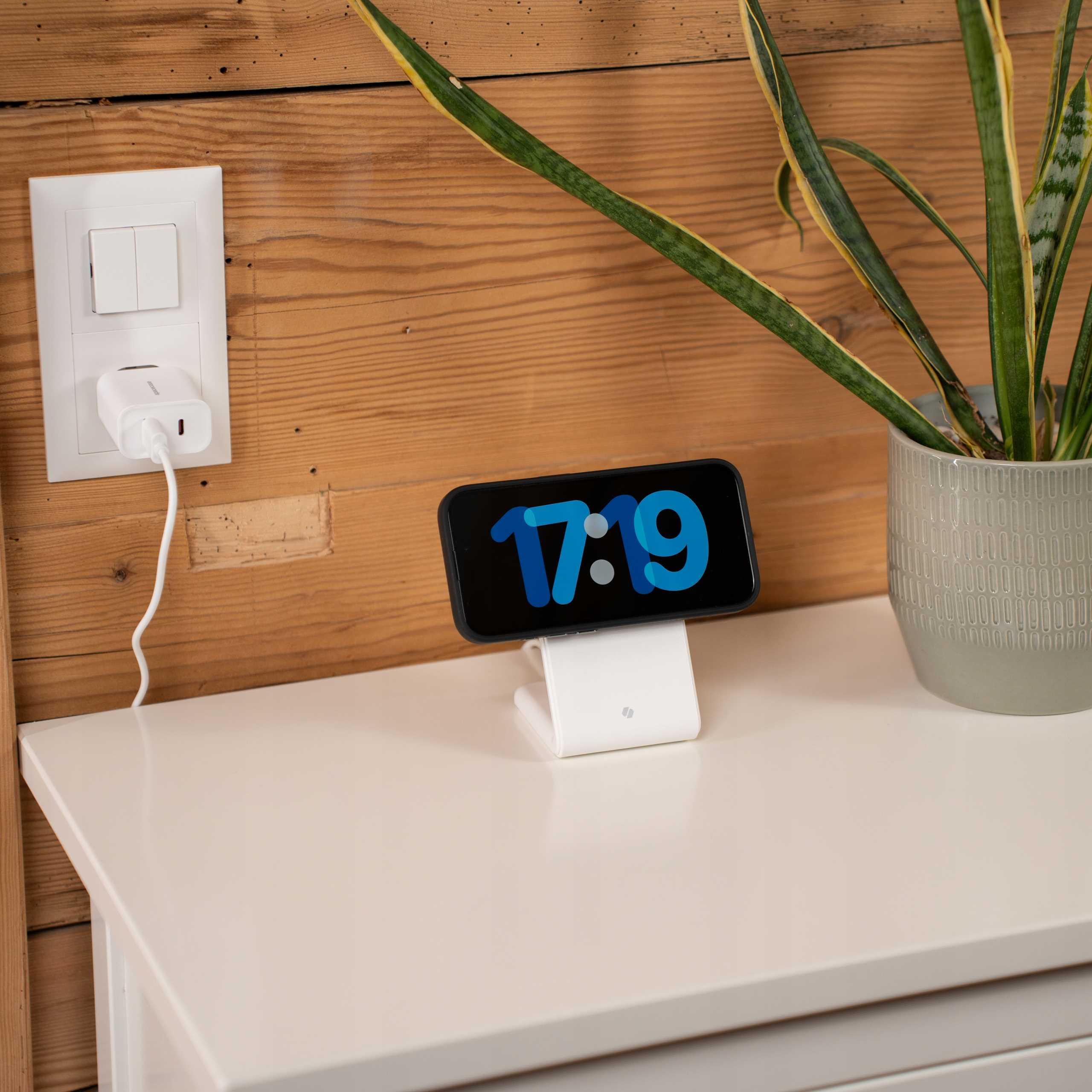 Spacecase Wireless Charger MagCharge WM2W white