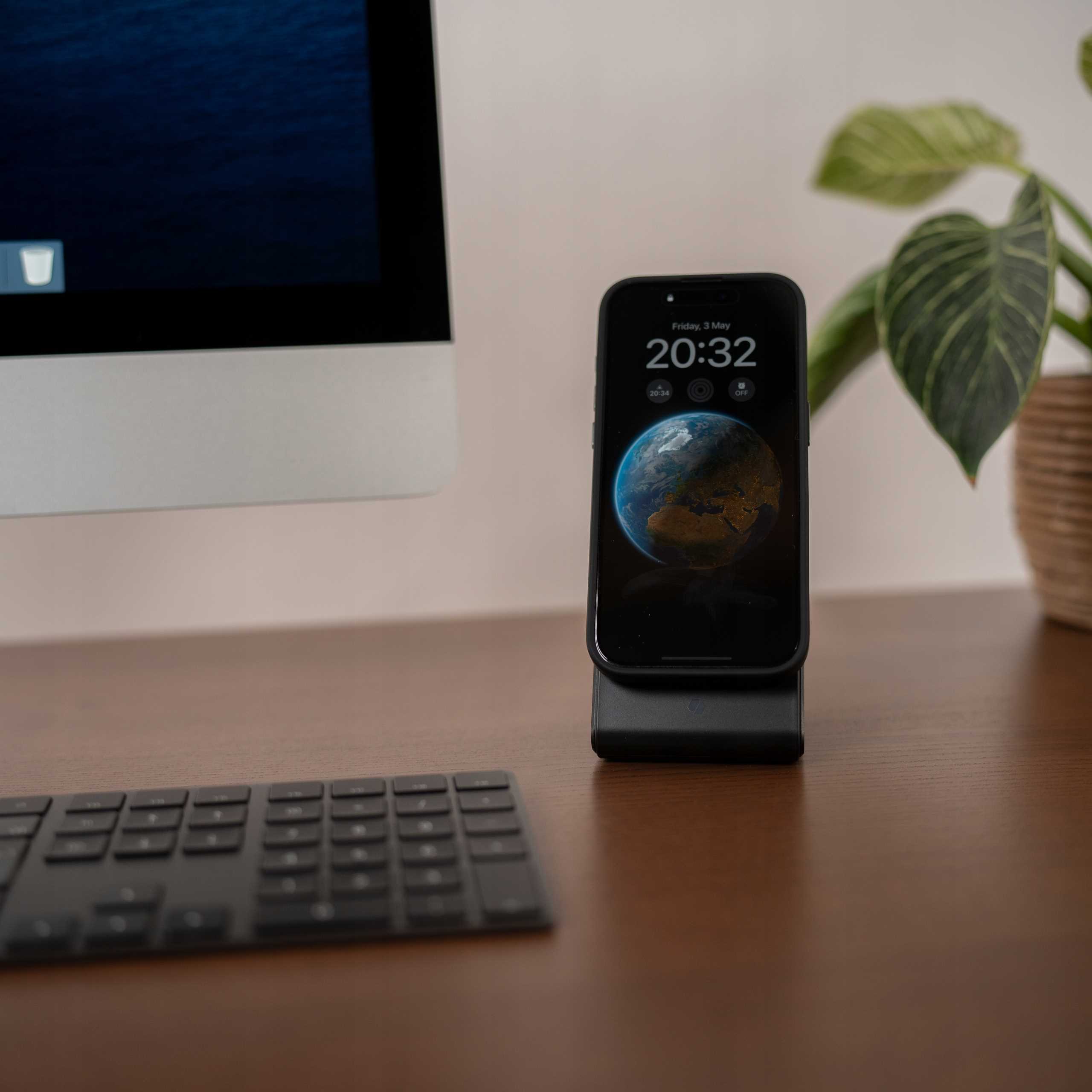 Spacecase Wireless Charger MagCharge WM2B black