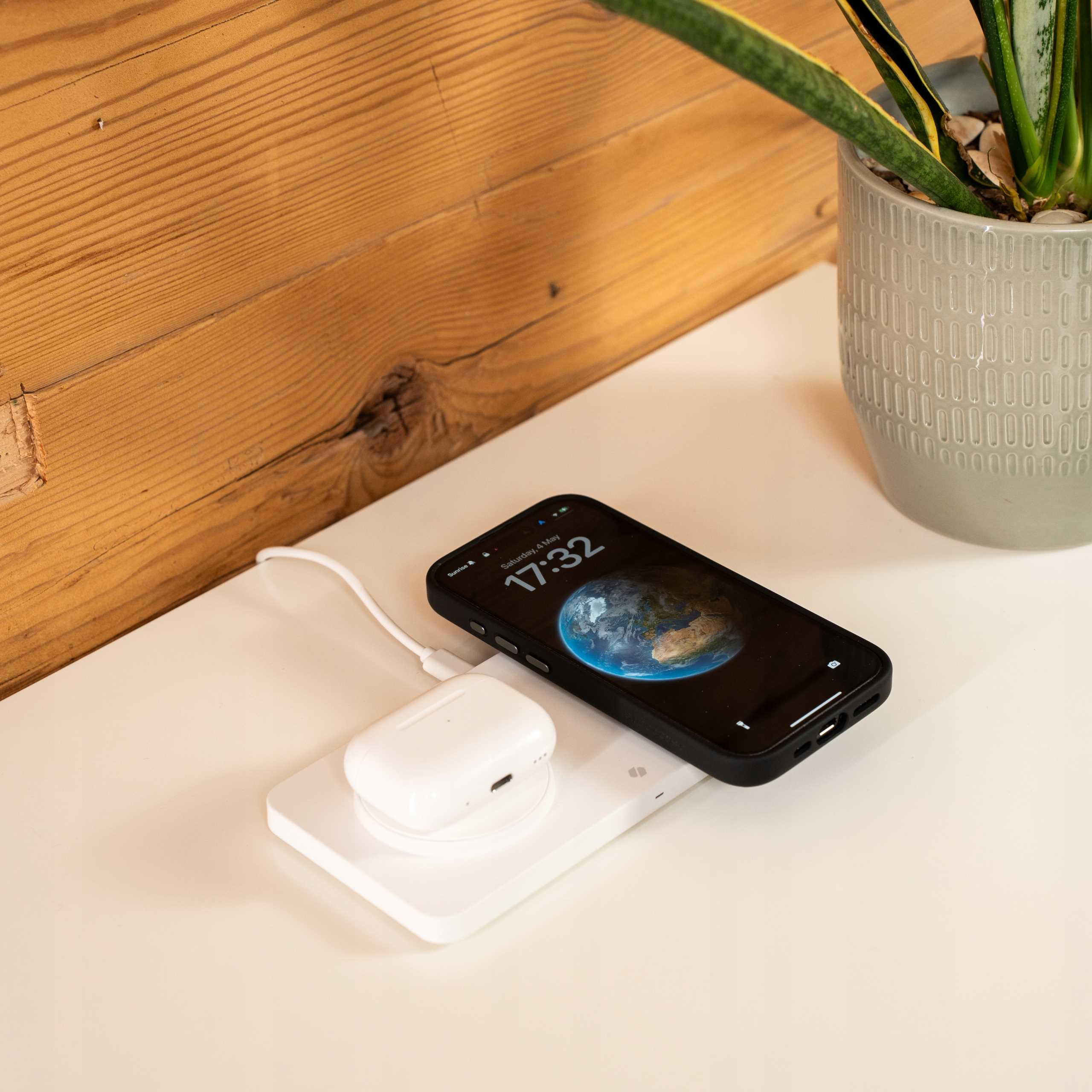 Spacecase Wireless Dual Charger Magcharge Wm3W White