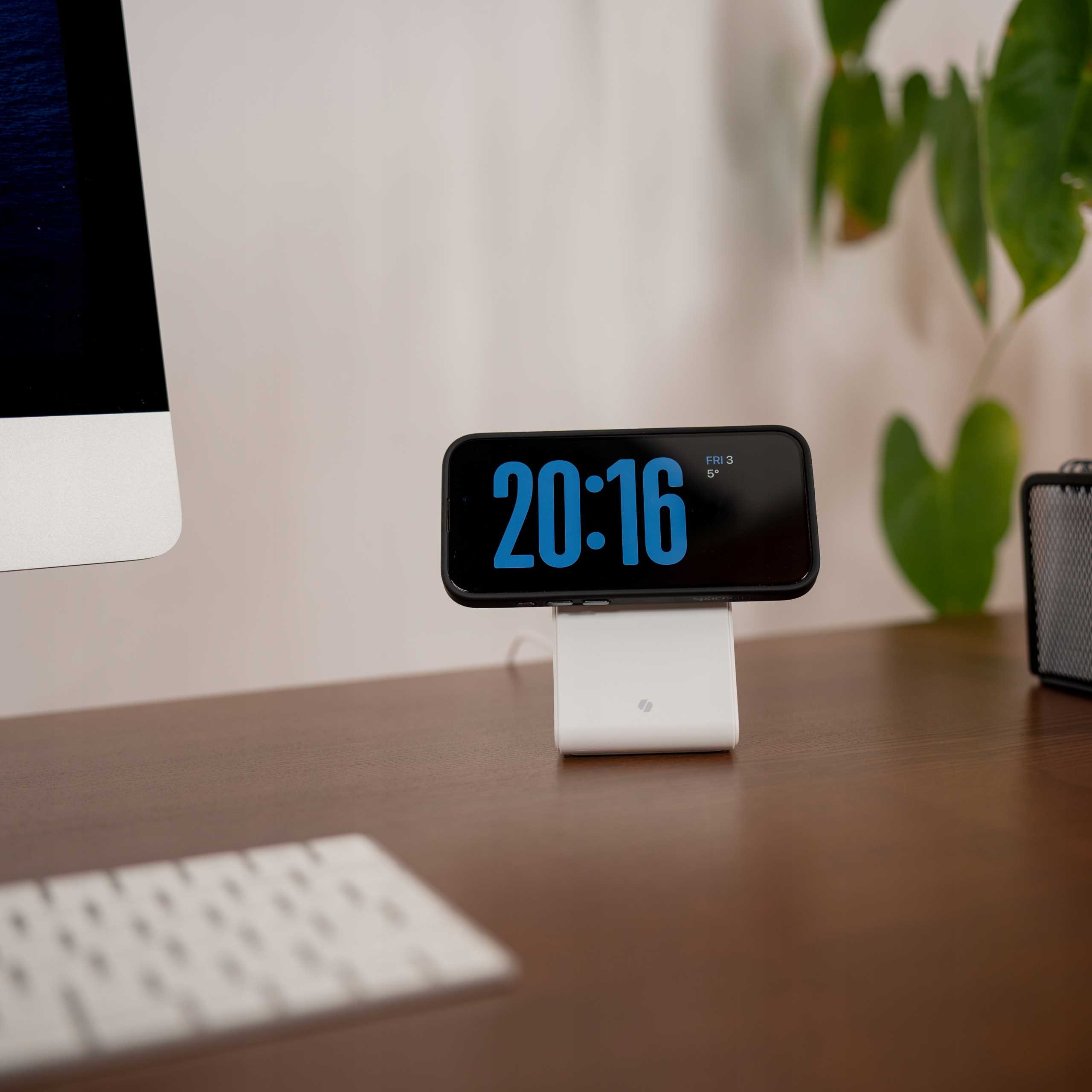 Spacecase Wireless Charger MagCharge WM2W white