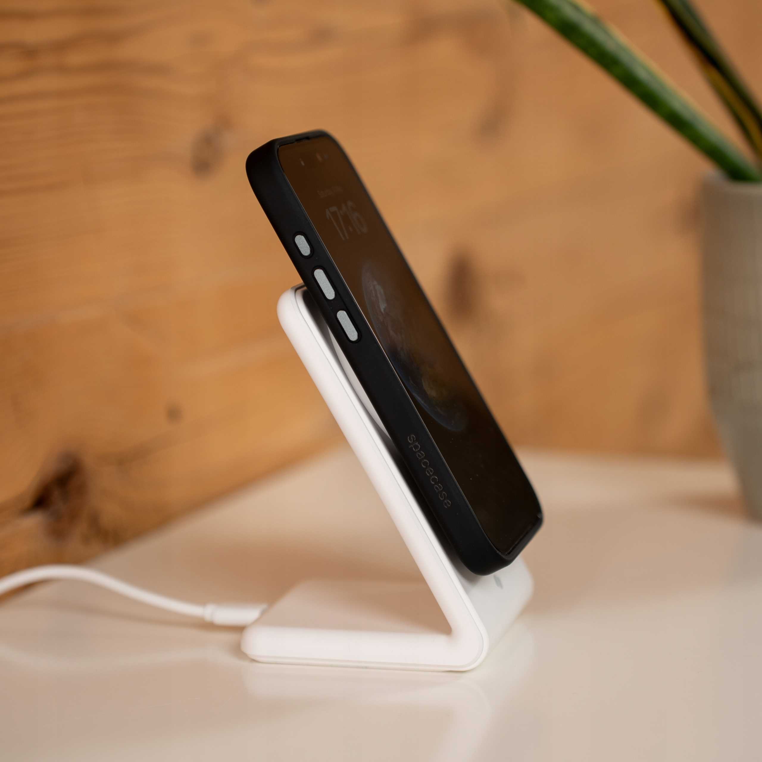 Spacecase Wireless Charger MagCharge WM2W white