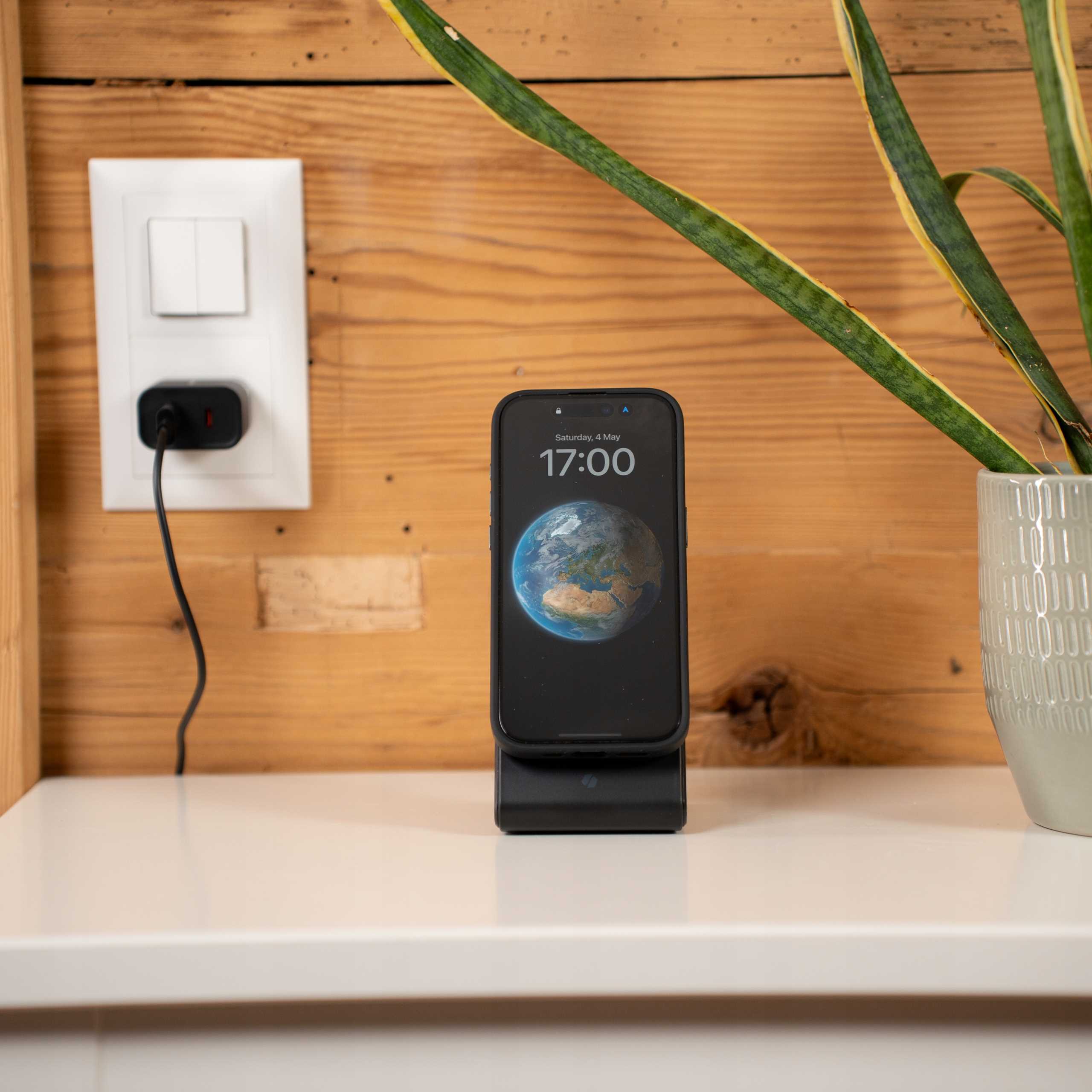 Spacecase Wireless Charger MagCharge WM2B black