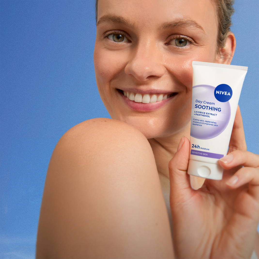 NIVEA 24H Nawilżenia Kojący Krem na dzień z olejkiem z winogron SPF15, 50ml