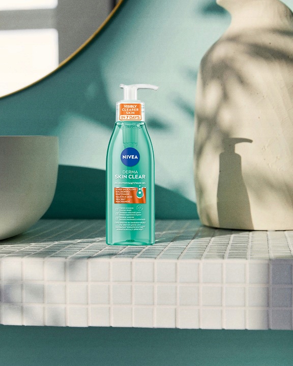 NIVEA Zestaw Oczyszczający do twarzy Derma Clear + Serum + Kosmetyczka