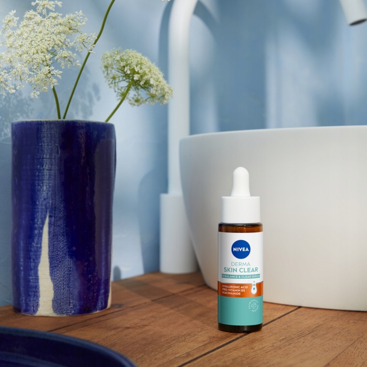 NIVEA Zestaw Oczyszczający do twarzy Derma Clear + Serum + Kosmetyczka