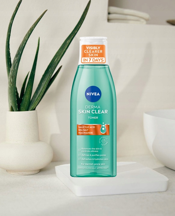NIVEA Zestaw Oczyszczający do twarzy Derma Clear + Serum + Kosmetyczka