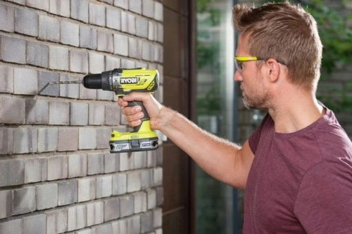 RYOBI Akumulatorowa Wiertarko-wkrętarka Udarowa 18V + Zestaw Bitów 10 szt