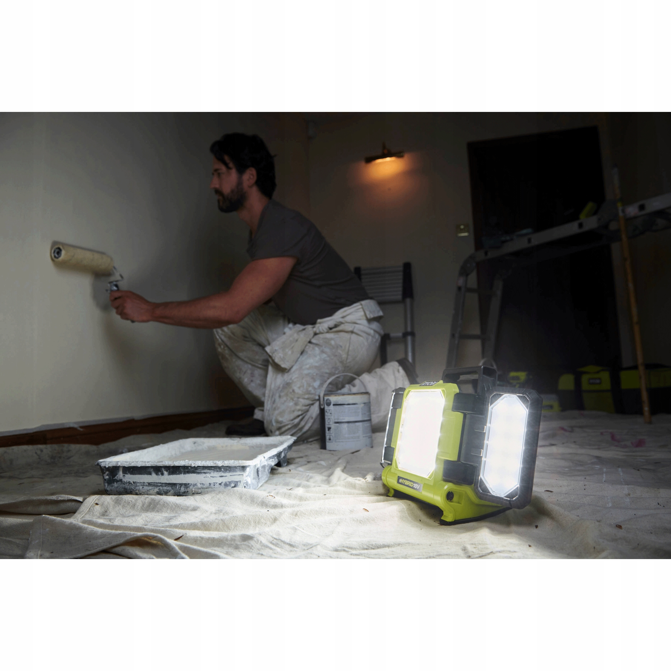 RYOBI LAMPA HALOGEN AKUKULATOROWA LED Z PANELAMI 3000LM + ŁAD + AKU 5Ah