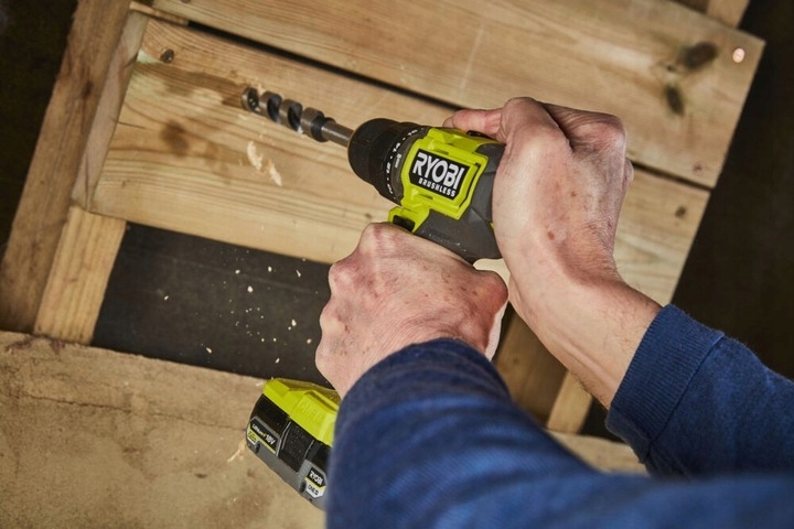 RYOBI Wiertarko-Wkrętarka Udarowa 2×2.0Ah Ładowarka + Zestaw i bitów 30 szt