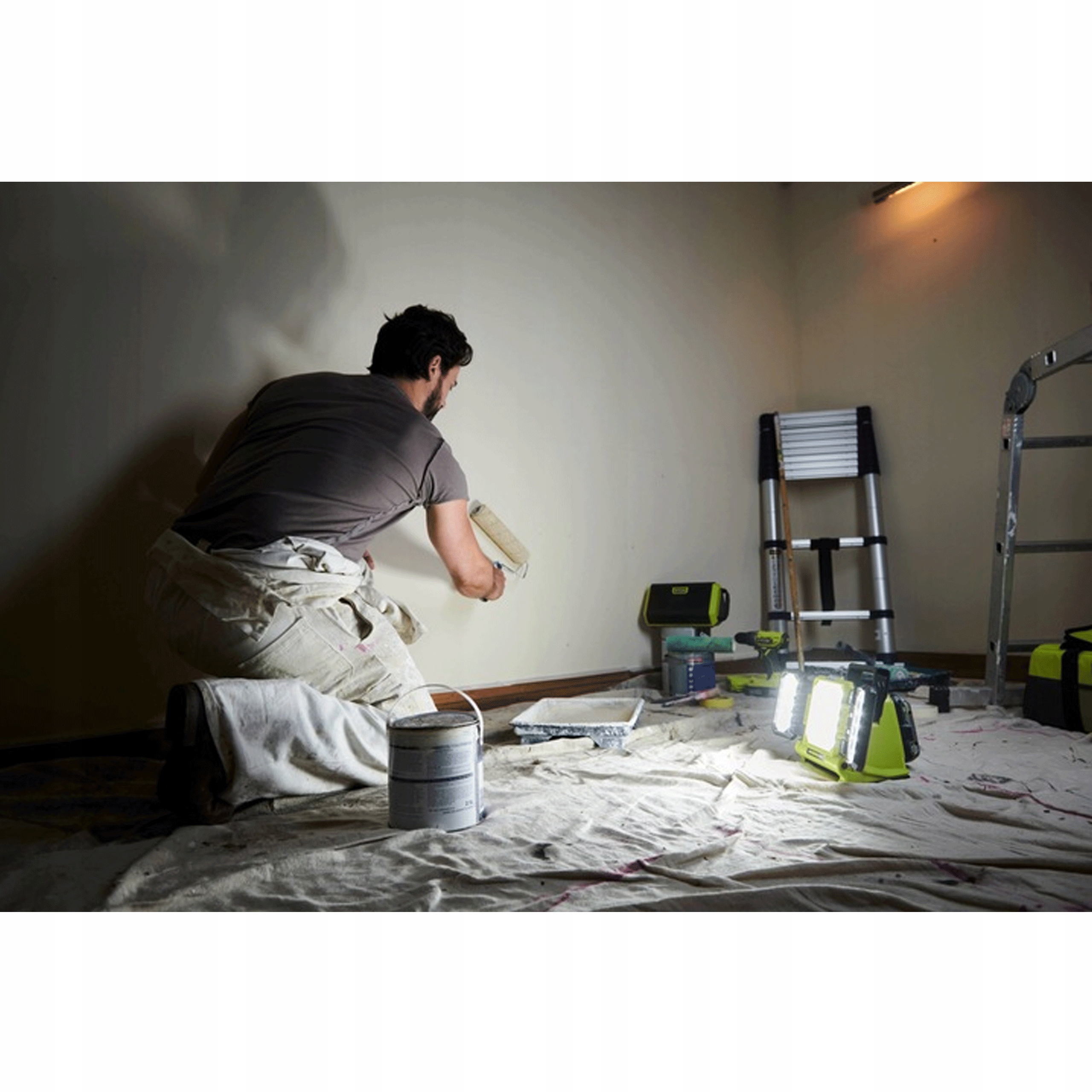 RYOBI LAMPA HALOGEN AKUKULATOROWA LED Z PANELAMI 3000LM + ŁAD + AKU 5Ah