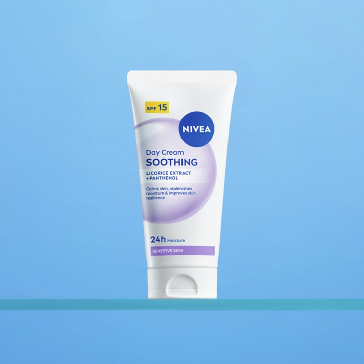 Nivea 24H Nawilżenia zestaw: kojący krem na dzień SPF 15 + na noc 2 × 50 ml