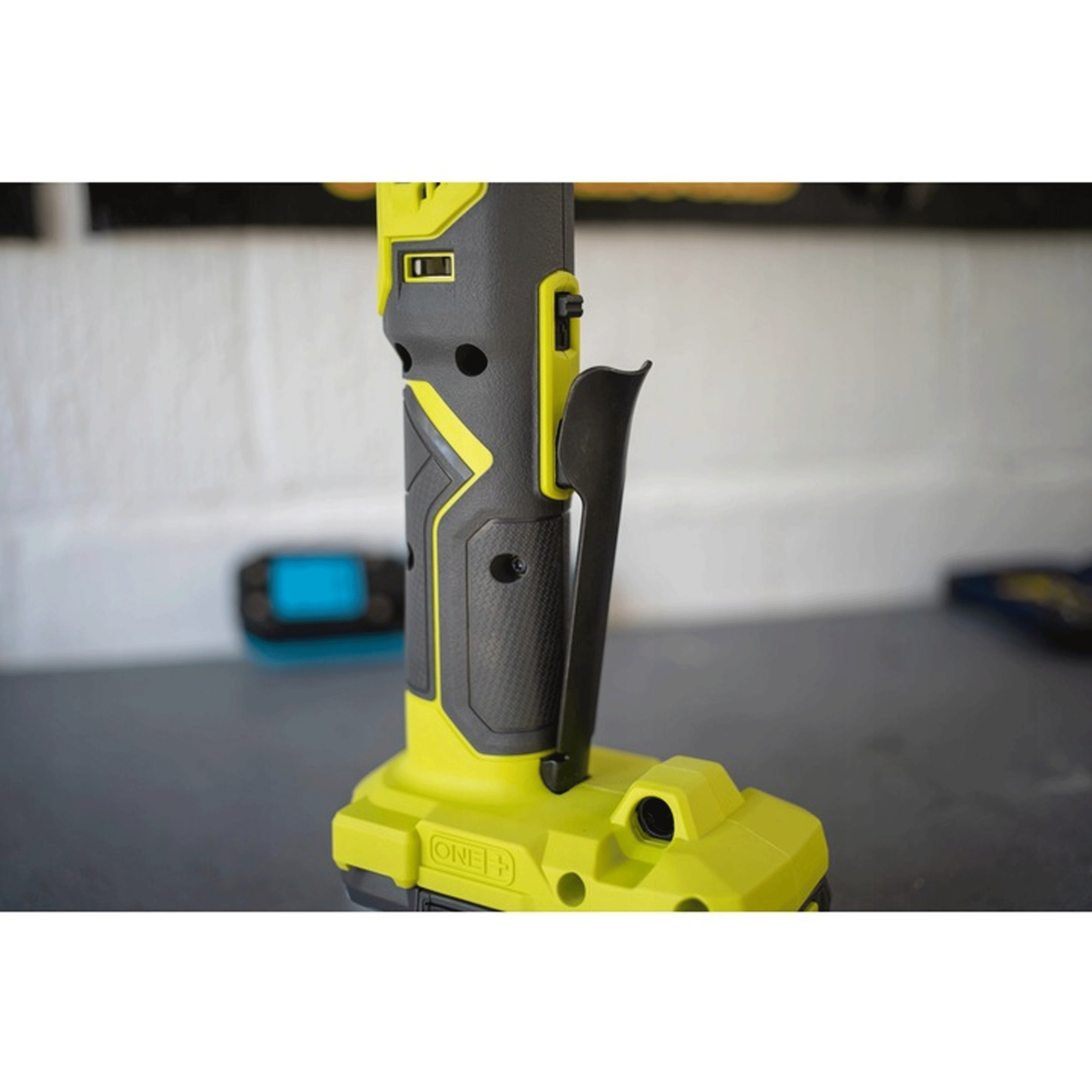 Grzechotka 18 V 3/8″ + Ład 5Ah