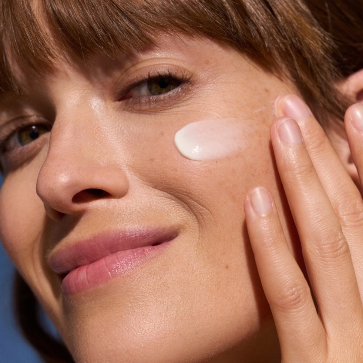 Nivea 24H Nawilżenia zestaw: kojący krem na dzień SPF 15 + na noc 2 × 50 ml